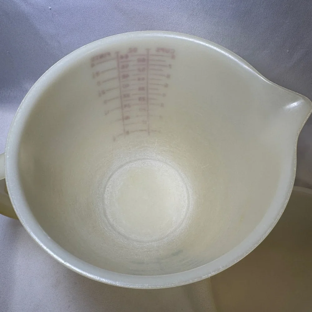 Vintage Tupperware Mix-N-Stor 2 Quart‎ Measuring Pitcher with Lid 1243 Cream